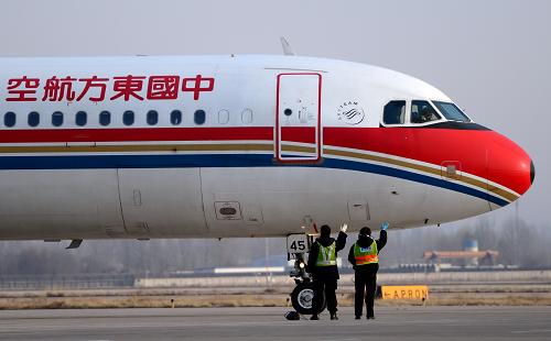 1月15日,在蘭州中川機場,李木麗(右)和同事向即將起飛的飛機機組成員揮手告別。今年48歲的李木麗在東航甘肅分公司從事飛機定檢維修工作已經27年。從每一架飛機降落到起飛,不論酷暑嚴寒,李木麗都要和同事在停機坪上露天作業(yè)幾個小時,按照作業(yè)手冊對飛機的每一個部位進行仔細檢查,確保飛機機械安全。“看似簡單、枯燥的一個小動作,關系到飛機安全的大問題。”李木麗說。雖然在體力上和精力上和男同事還是有差距,但是李木麗憑著女性特有的細致和冷靜,一直在默默守護著機械設備的安全。作為一名年過40仍在一線工作的女機械師,在全國民航系統(tǒng)已不多見。“我們一年365天都按照最高安全標準進行作業(yè),”當被問起春運期間是否會提升安全標準時,李木麗說,“其實安全標準與春運無關,我們每天都是春運。”新華社記者 張錳 攝