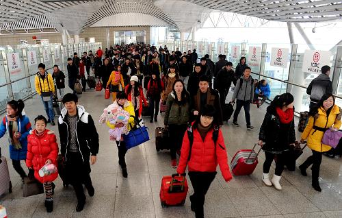 1月15日,旅客在合肥火車站進(jìn)站。 新華社記者 劉軍喜 攝