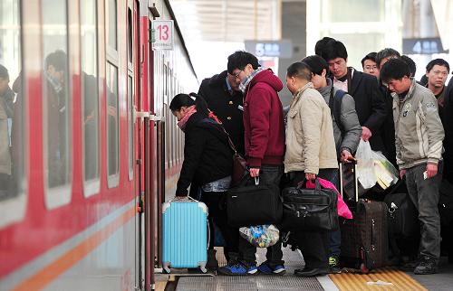 1月15日,旅客在寧夏銀川火車站排隊(duì)上車。新華社記者 彭昭之 攝