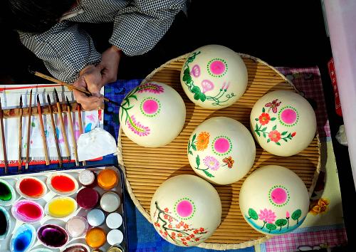1月15日,在山東省萊州市朱橋鎮(zhèn)賈家村,村民用食用染料描繪花餑餑。進(jìn)入臘月,在山東膠東農(nóng)村地區(qū),不少農(nóng)戶紛紛趕制花樣豐富的膠東花餑餑迎接春節(jié)。膠東花餑餑歷史悠久,是膠東面食文化一道亮麗的風(fēng)景,其造型和圖案蘊(yùn)含了喜慶吉祥的意義,是膠東地區(qū)人們過年和舉辦紅白喜事等常用的面點(diǎn)。目前,膠東花餑餑已經(jīng)入選山東省省級非物質(zhì)文化遺產(chǎn)。新華社記者 徐速繪 攝