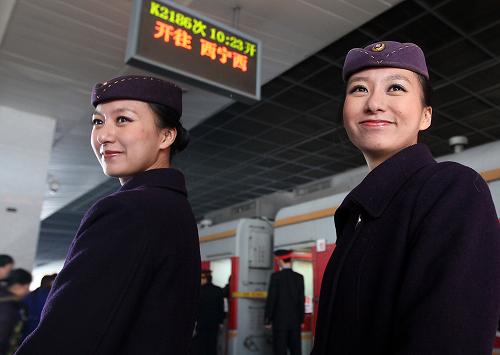 1月16日,雙胞胎姐妹乘務(wù)員毛靜、毛雯姐妹倆準(zhǔn)備登上春運(yùn)列車。當(dāng)日是2014年春運(yùn)首日,鐵路上??瓦\(yùn)段的雙胞胎姐妹毛靜、毛雯被抽調(diào)到客流集中方向的上海至西寧K2186次列車上幫班服務(wù),這也是她們共同為旅客服務(wù)的第8個(gè)春運(yùn)。在客流暴漲,工作時(shí)間和壓力倍增的春運(yùn)列車上,姐妹倆積極的工作態(tài)度和貼心的服務(wù)得到了旅客的認(rèn)可。新華社記者 陳飛 攝