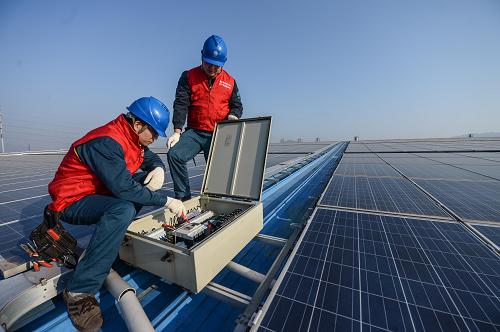 1月16日,東陽市供電公司黨員服務(wù)隊員們在東磁屋頂光伏電站進行電力設(shè)備巡視,確保設(shè)備順利運行。新華社記者 徐昱 攝