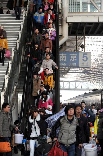 1月16日,旅客進(jìn)入南京火車站站臺(tái)準(zhǔn)備乘車。當(dāng)日是2014年春運(yùn)第一天。南京火車站迎來以返鄉(xiāng)學(xué)生和民工為主體的較大客流,車站采取一系列服務(wù)與保障措施,確??瓦\(yùn)安全有序。新華社記者 孫參 攝