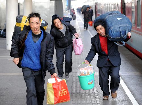 1月16日,旅客進(jìn)入南京火車站站臺(tái)準(zhǔn)備乘車。新華社記者 孫參 攝
