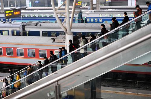 1月16日,旅客乘扶梯進(jìn)入南京火車站站臺(tái)。新華社記者 孫參 攝