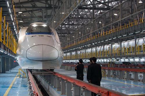 1月16日,動(dòng)車機(jī)械師們?cè)谥貞c車輛段新投用的動(dòng)車維修保養(yǎng)車庫(kù)內(nèi)對(duì)動(dòng)車組進(jìn)行外觀檢查和錄像。新華社記者 劉潺 攝