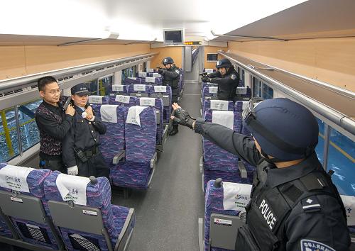 1月16日,重慶鐵路公安處特警支隊(duì)的特警隊(duì)員在動(dòng)車車廂內(nèi)進(jìn)行戰(zhàn)術(shù)演練。當(dāng)日是鐵路春運(yùn)第一天,重慶鐵路公安處特警支隊(duì)針對(duì)春運(yùn)期間動(dòng)車車次密集、客流量大的特點(diǎn),聯(lián)合重慶車輛段重慶北動(dòng)車所開展了鐵路動(dòng)車反恐專項(xiàng)演練。據(jù)介紹,此次演練有助于進(jìn)一步增強(qiáng)特警隊(duì)員對(duì)于動(dòng)車車廂內(nèi)外情況的熟悉程度,提高春運(yùn)期間鐵路特警的反恐綜合實(shí)力。新華社記者 劉潺 攝