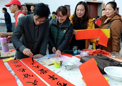 1月17日,福建書法愛好者在福建閩清縣云龍鄉(xiāng)后垅村為村民寫春聯(lián)。新華社記者 張國俊 攝