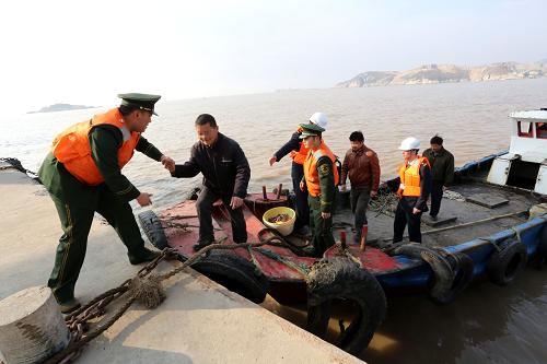 1月17日,在浙江省舟山市,聯(lián)合執(zhí)法人員將乘客從一艘違規(guī)運(yùn)營(yíng)的小漁船上轉(zhuǎn)移上岸。當(dāng)日,浙江省舟山市公安邊防支隊(duì)聯(lián)合海事等海上執(zhí)法部門,啟動(dòng)為期40天的春運(yùn)海上安全集中整治,嚴(yán)厲打擊違法行為,全力確保春運(yùn)期間交通安全。新華社發(fā)(張振原 攝)