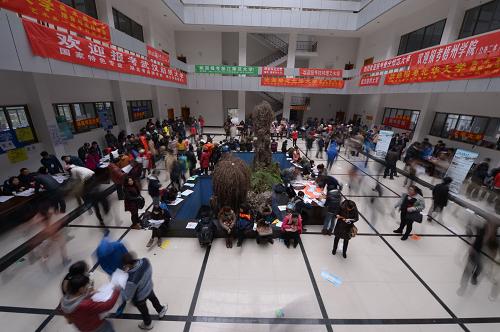 2月8日,南昌大學(xué)報(bào)名點(diǎn)內(nèi)人頭攢動(dòng)。2月7日,2014年外省普通高校藝術(shù)類專業(yè)在江西招生考試?yán)_(kāi)序幕,江西近3萬(wàn)名藝考生將陸續(xù)奔赴考場(chǎng)。據(jù)了解,全國(guó)有230余所高校在江西省規(guī)定的考點(diǎn)組織藝術(shù)類專業(yè)??迹瑫r(shí)間跨度為1個(gè)月左右。新華社記者 周密 攝