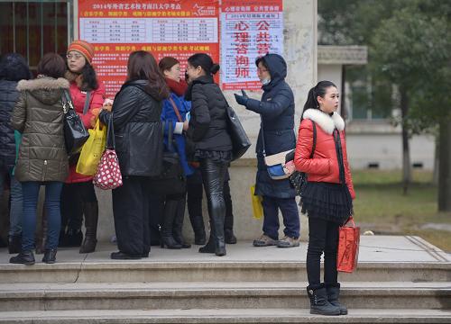 2月8日,南昌大學(xué)考點(diǎn)外,一名考生在等待進(jìn)入考場(chǎng)參加面試。新華社記者 周密 攝