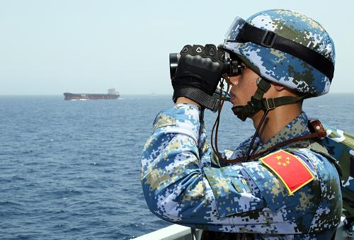 8月21日,在亞丁灣海域,井岡山艦上的特戰(zhàn)隊員在觀察海面情況。當?shù)貢r間8月21日,中國海軍第十四批護航編隊與第十五批護航編隊在亞丁灣、索馬里海域會合,開始執(zhí)行首次聯(lián)合護航任務(wù)。這次行動中,編隊將采取伴隨護航、直升機巡邏警戒等方式進行護航。被護送的商船一共3艘,分別來自新加坡、中國香港和巴拿馬。護航路線從亞丁灣東部海域的A點到亞丁灣西部海域的B點,總共需航行約36個小時。新華社發(fā)(徐苗波 攝)
