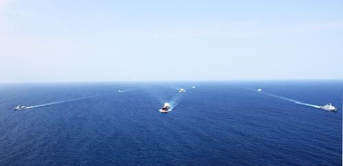 8月21日,中國海軍第十四批、十五批護航編隊艦艇在亞丁灣海域為商船實施安全護送。新華社記者 梁舜 攝