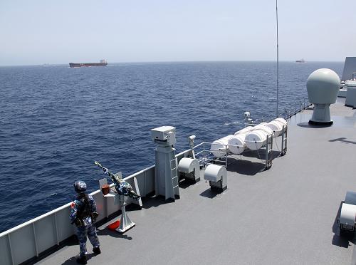 8月21日,中國海軍第十四批、十五批護航編隊艦艇在亞丁灣海域為商船實施安全護送。新華社記者 梁舜 攝