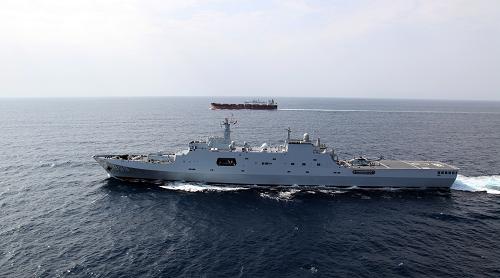 8月21日,中國海軍井岡山艦在亞丁灣海域執(zhí)行護航任務(wù)。新華社記者 梁舜 攝