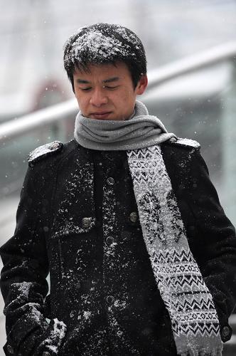 1月17日,一名年輕人冒雪在貴陽街頭行走。 低溫雨雪天氣再次襲擊貴州。記者從貴州省氣象臺(tái)了解到,1月16日8時(shí)至17日8時(shí),全省有38個(gè)縣(區(qū)、市)出現(xiàn)凍雨和降雪。位于烏蒙山區(qū)的威寧縣積雪達(dá)3厘米,氣溫為全省最低的-6.1℃。27個(gè)縣(區(qū)、市)出現(xiàn)電線結(jié)冰,以畢節(jié)地區(qū)織金縣的29毫米(含觀測(cè)導(dǎo)線直徑26.8毫米)為最大。17日下午,省會(huì)貴陽市還出現(xiàn)了大雪天氣。 新華社記者 劉續(xù)攝