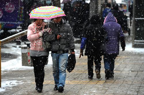 1月17日,一對(duì)情侶在貴陽街頭冒雪前行。 低溫雨雪天氣再次襲擊貴州。記者從貴州省氣象臺(tái)了解到,1月16日8時(shí)至17日8時(shí),全省有38個(gè)縣(區(qū)、市)出現(xiàn)凍雨和降雪。位于烏蒙山區(qū)的威寧縣積雪達(dá)3厘米,氣溫為全省最低的-6.1℃。27個(gè)縣(區(qū)、市)出現(xiàn)電線結(jié)冰,以畢節(jié)地區(qū)織金縣的29毫米(含觀測(cè)導(dǎo)線直徑26.8毫米)為最大。17日下午,省會(huì)貴陽市還出現(xiàn)了大雪天氣。 新華社記者 劉續(xù)攝