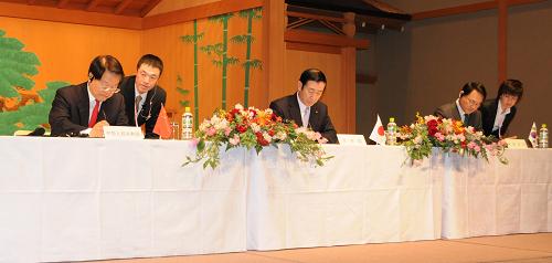1月19日,中國文化部部長蔡武(左)、日本文部科學大臣高木義明(中)和韓國文化體育觀光部長官柳仁村在日本奈良簽署《奈良宣言》。 當天,第三屆中日韓文化部長會議在日本奈良舉行。三國文化部長就共同推進中日韓文化交流與合作達成廣泛共識。 新華社記者馬興華攝