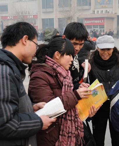 文化年貨帶回家 1月21日,在石家莊火車(chē)站廣場(chǎng),幾名旅客在整理獲贈(zèng)的書(shū)籍。 1月21日下午,河北省委宣傳部、省新聞出版局等單位在石家莊火車(chē)站廣場(chǎng)舉行“文化年貨帶回家”活動(dòng)?;顒?dòng)挑選優(yōu)秀的書(shū)籍、雜志、光盤(pán),免費(fèi)送給過(guò)往旅客。旅客在物質(zhì)年貨之外,也帶上一份文化年貨回家。 新華社發(fā)(馮宇宙攝)