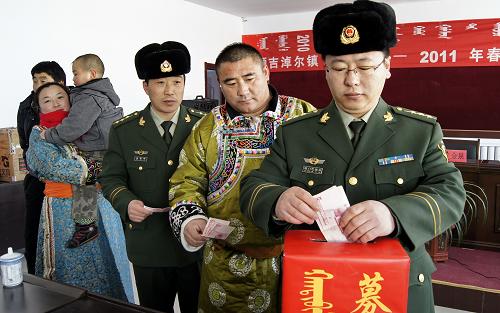 1月20日,東烏珠穆沁旗額吉淖爾鎮(zhèn)的企業(yè)、干部和邊防派出所干警為受災(zāi)牧民捐款。 位于內(nèi)蒙古中東部地區(qū)的錫林郭勒盟東烏珠穆沁旗的草原牧區(qū)從去年入冬以來(lái)連降暴雪,積雪深度平均超過(guò)30厘米,是從1999到2000年冬季大雪災(zāi)后的又一次特大雪災(zāi)。目前,東烏珠穆沁旗4033萬(wàn)畝草場(chǎng)受災(zāi)嚴(yán)重,涉及44個(gè)嘎查(村)5485戶牧民,雪災(zāi)造成100萬(wàn)頭牲畜無(wú)法放牧,2萬(wàn)多牧民生活無(wú)法正常進(jìn)行。東烏珠穆沁旗政府目前已經(jīng)為1740戶牧民發(fā)放了補(bǔ)貼飼料136.8萬(wàn)公斤,并調(diào)動(dòng)大批鏟車、拖拉機(jī)等設(shè)備為牧民清除道路積雪。駐地的武警錫林郭勒邊防支隊(duì)先后出動(dòng)警力近600人次幫助牧民運(yùn)送飼草料、糧食和煤炭。 新華社記者李欣攝