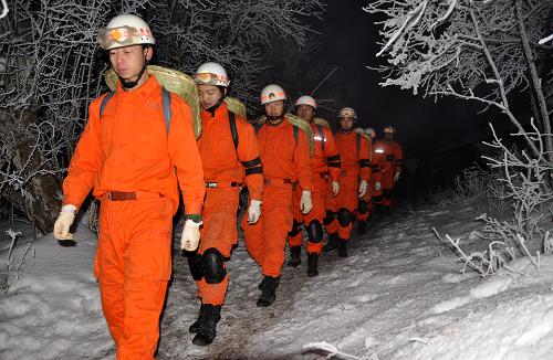 1月28日夜晚,消防官兵冒雪為村民運(yùn)送生活物資。受雨雪凝凍災(zāi)害影響,貴州省威寧縣災(zāi)情嚴(yán)重,當(dāng)?shù)卣M織消防等部門全力進(jìn)行救災(zāi)。由于部分偏遠(yuǎn)山區(qū)的獨(dú)居、散居村民生活物資緊缺,從1月28日起,畢節(jié)消防支隊(duì)赴威寧“抗凝凍、保民生”突擊隊(duì)派出30名隊(duì)員組成“紅背簍”攻堅(jiān)組,穿梭在高原之巔,為偏遠(yuǎn)山區(qū)村民送去生活必需的物資。新華社發(fā)(王淵 攝)