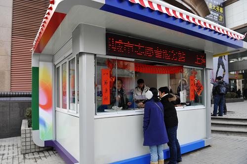 1月29日,路人在改造后新亮相的城市志愿服務(wù)站進(jìn)行咨詢。新華社發(fā)(郭長(zhǎng)耀 攝)
