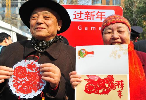 2月5日,72歲的民間剪紙藝人陳松寶(右)和老伴張明(左)在展示他們的剪紙作品。新華社記者 程敏 攝