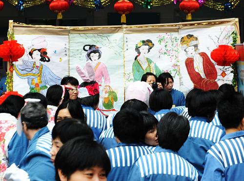 2月5日,服刑人員在北京市女子監(jiān)獄參加文化廟會。當日,北京市女子監(jiān)獄舉辦以“體驗文化 點亮新生”為主題的文化廟會,服刑人員將會場布置一新,在廟會上展出自己制作的手工作品。新華社發(fā)(李青山 攝)