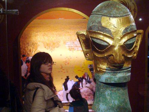 2月5日,參觀者在蘇州博物館內(nèi)欣賞展品。春節(jié)期間,眾多市民前往蘇州博物館看展覽,在濃濃的文化氛圍中度過(guò)新春佳節(jié)。新華社發(fā)(王建康 攝)