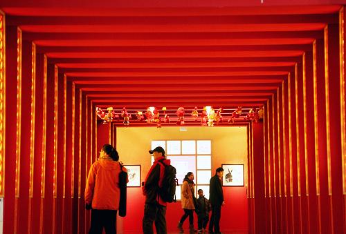 2月5日,觀眾在觀看南京博物院藏兔文物精品展。春節(jié)期間,眾多市民前往南京博物院看展覽,在濃濃的文化氛圍中度過(guò)新春佳節(jié)。新華社發(fā)(王新 攝)