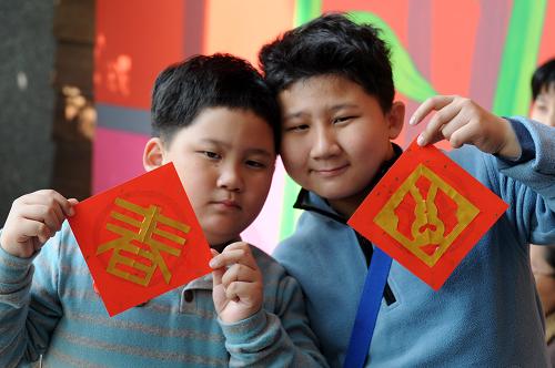 2月5日,兩名小朋友在臺(tái)北花博會(huì)夢(mèng)想館展示剛剪成的“春”字以及“玉兔”。當(dāng)日,臺(tái)北花博會(huì)夢(mèng)想館邀請(qǐng)參觀的小朋友參與剪“春”紙活動(dòng)。一雙雙小手剪出“春”字和“玉兔”等造型的剪紙作品,讓大家感受到濃濃的節(jié)日氣氛。新華社發(fā)(吳景騰 攝)