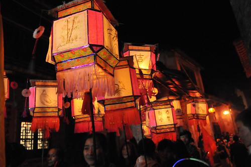 2月4日晚,提燈巡游隊(duì)伍行進(jìn)在廣西昭平縣黃姚鎮(zhèn)老街。當(dāng)日是農(nóng)歷正月初二,黃姚古鎮(zhèn)舉行一年一度的“舞魚(yú)龍”活動(dòng),人們表演舞魚(yú)、舞龍、舞獅、舞龜蚌、提燈巡游等,祈愿來(lái)年國(guó)泰民安、風(fēng)調(diào)雨順、五谷豐登。新華社發(fā)(黃旭胡 攝)