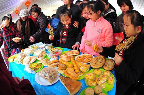 2月5日,市民在參觀用塑料泡沫制作的工藝“食品”。當(dāng)日,由武漢市群眾藝術(shù)館聯(lián)合社區(qū)舉辦的新春廟會(huì)開(kāi)市,逛廟會(huì)的市民不僅可以欣賞到糖畫(huà)、風(fēng)箏等傳統(tǒng)工藝品制作,還可以參加各種游藝,為春節(jié)增添樂(lè)趣。新華社記者 程敏 攝