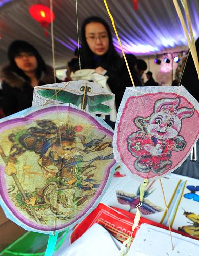 2月5日,市民在參觀微型風(fēng)箏作品。當(dāng)日,由武漢市群眾藝術(shù)館聯(lián)合社區(qū)舉辦的新春廟會(huì)開(kāi)市,逛廟會(huì)的市民不僅可以欣賞到糖畫(huà)、風(fēng)箏等傳統(tǒng)工藝品制作,還可以參加各種游藝,為春節(jié)增添樂(lè)趣。新華社記者 程敏 攝