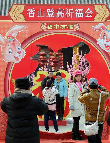 2月5日,游客在北京香山公園門前拍照留念。當(dāng)日,眾多北京市民和游客來(lái)到香山公園登高祈福,歡度新春。新華社記者 公磊 攝