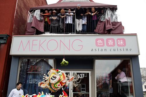 2月6日,加拿大渥太華唐人街舉行舞龍舞獅表演,慶祝中國兔年新春佳節(jié)。 新華社發(fā)(克里斯托弗·派克攝)