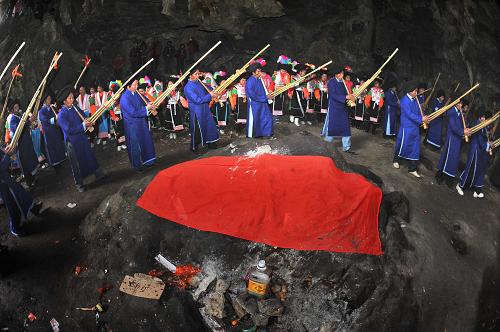 2月6日,在貴州省貴陽市花溪區(qū)沙坪村,苗族同胞在溶洞內(nèi)“跳洞”。當(dāng)日是正月初四,貴陽市花溪區(qū)高坡鄉(xiāng)周邊苗族同胞身著節(jié)日盛裝,相聚在沙坪村一個自然溶洞內(nèi),舉行“跳洞”鬧新春活動,祈禱來年風(fēng)調(diào)雨順。苗族跳洞活動源于這一帶的苗族支系古老的洞葬習(xí)俗,過年的時候,苗族同胞用跳洞的方式祭祀先祖,祈求先祖保佑族人安康。苗族同胞在活動中吹蘆笙、跳蘆笙舞、對山歌,上年紀(jì)的人可以會見親友,年輕人可以談情說愛,尋找意中人。沙坪苗族跳洞民俗活動每年都吸引省內(nèi)外數(shù)以千計(jì)的游客。新華社發(fā)(吳東俊 攝)