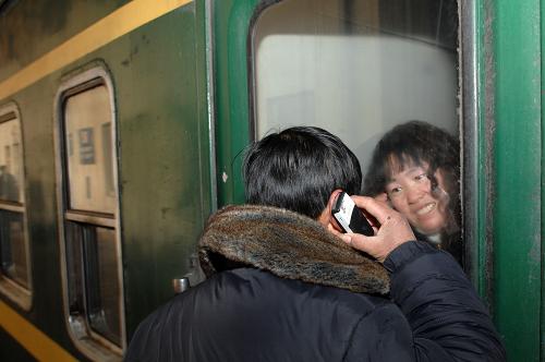 2月8日,在濟南火車站,丈夫隔著車窗電話叮囑妻子。當日是農(nóng)歷正月初六。由于“三六九,往外走”的習俗,加上節(jié)后學生、農(nóng)民工、探親人員集中返回,鐵路部門迎來節(jié)后第一個客流高峰。據(jù)預測,節(jié)后客流壓力將超過節(jié)前。新華社記者 郭緒雷 攝