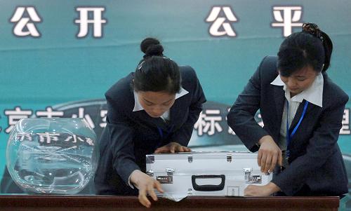 北京舉行第二期小客車指標(biāo)搖號(hào) 首次產(chǎn)生4000單位用車指標(biāo) 2月26日,在北京市小客車指標(biāo)搖號(hào)現(xiàn)場(chǎng),工作人員檢查裝有搖號(hào)球的密封箱。 當(dāng)日,北京舉行第二期小客車指標(biāo)搖號(hào),其中個(gè)人申請(qǐng)將搖取17600個(gè)中簽編碼,中簽率為16.6比1。單位用車為首次搖號(hào),將產(chǎn)生4000個(gè)中簽編碼。 新華社記者 趙琬微 攝