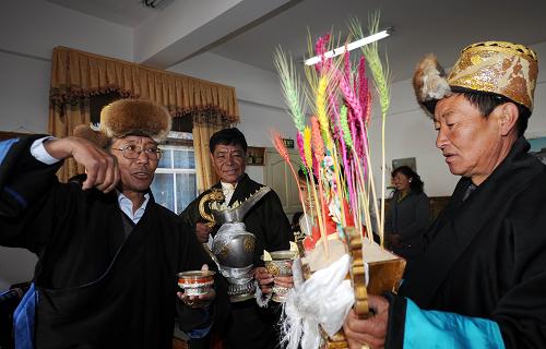 3月5日,鄰居們相互拜年。新華社記者 覺(jué)果 攝