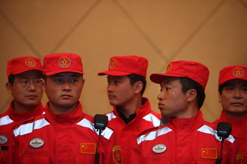 3月13日凌晨,在北京首都國際機場專機樓,中國國際救援隊整裝待發(fā),準備前往日本地震災區(qū)執(zhí)行救援任務。新華社發(fā)(金立旺 攝)