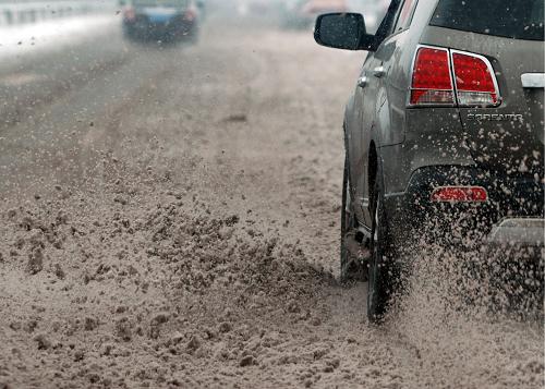 3月16日,車輛在烏魯木齊外環(huán)路上冒雪行進。當日,受新一輪冷空氣影響,新疆北部普降大雪,積雪伴隨著大風使當?shù)啬芤姸炔蛔?0米,烏魯木齊地窩堡國際機場一度關閉,烏奎(烏魯木齊-奎屯)、吐烏大(吐魯番-烏魯木齊-大黃山)兩條高速公路部分路段實行雙向交通管制。當日15時,烏魯木齊氣象臺發(fā)布暴雪黃色預警,目前城區(qū)降雪量超過10毫米,未來將達到12至13毫米。新華社記者 江文耀 攝