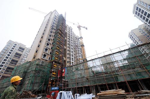 湖南大幅提速保障房建設(shè) 這是湖南省長沙市一處保障房建設(shè)工地(3月18日攝)。 記者日前從湖南省住房和城鄉(xiāng)建設(shè)廳獲悉,為解決好城鄉(xiāng)困難群眾的住房問題,實現(xiàn)“住有所居”,湖南省今年將大幅提速保障房建設(shè)。據(jù)悉,2011年湖南全省保障房將從2010年的26.27萬套(戶)提高到41.62萬套(戶),其中各類保障性住房15.51萬套(戶),各類棚戶區(qū)改造26.11萬套(戶)。 新華社記者 龍弘濤 攝