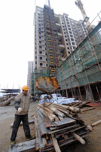 這是湖南省長沙市一處保障房建設(shè)工地(3月18日攝)。 記者日前從湖南省住房和城鄉(xiāng)建設(shè)廳獲悉,為解決好城鄉(xiāng)困難群眾的住房問題,實現(xiàn)“住有所居”,湖南省今年將大幅提速保障房建設(shè)。據(jù)悉,2011年湖南全省保障房將從2010年的26.27萬套(戶)提高到41.62萬套(戶),其中各類保障性住房15.51萬套(戶),各類棚戶區(qū)改造26.11萬套(戶)。 新華社記者 龍弘濤 攝