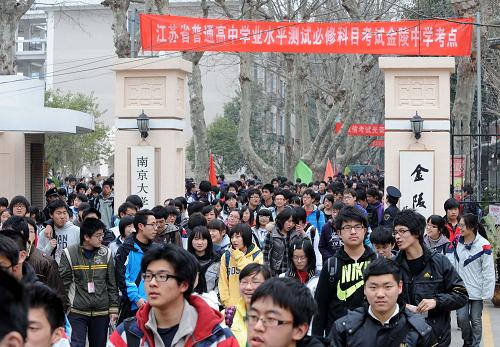 3月19日,在南京金陵中學(xué)考點(diǎn),結(jié)束上午半天考試的考生們走出考場(chǎng)。當(dāng)日,2011年江蘇省普通高中學(xué)業(yè)水平測(cè)試必修科目考試在全省316個(gè)考點(diǎn)、17587個(gè)考場(chǎng)同時(shí)開考,51.25萬名考生參加考試,報(bào)考人數(shù)比上年減少近2萬人。2011年江蘇省仍采用“3(語文、數(shù)學(xué)、外語)+學(xué)業(yè)水平測(cè)試+綜合素質(zhì)評(píng)價(jià)”的高考模式,其中被稱為“小高考”的學(xué)業(yè)水平測(cè)試先期舉行,考試科目包括政治、歷史、地理、物理、化學(xué)、生物、技術(shù)(含通用技術(shù)和信息技術(shù))7門課程。新華社記者 孫參 攝