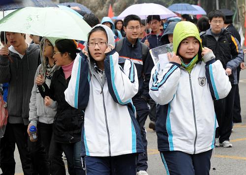 3月19日,在南京金陵中學(xué)考點(diǎn),結(jié)束了上午半天考試的考生冒著細(xì)雨走出考場(chǎng)。新華社記者 孫參 攝
