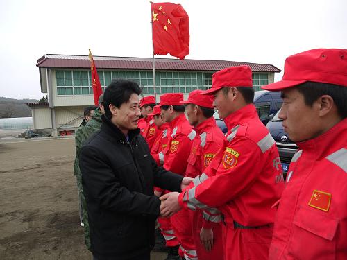 3月20日,在日本巖手縣大船渡地震海嘯災(zāi)區(qū)的中國(guó)國(guó)際救援隊(duì)駐地內(nèi),中國(guó)駐札幌總領(lǐng)事館胡勝才總領(lǐng)事(左)與中國(guó)國(guó)際救援隊(duì)隊(duì)員握手告別。當(dāng)日,中國(guó)國(guó)際救援隊(duì)完成在日本巖手縣大船渡地震海嘯災(zāi)區(qū)的救援工作,將于當(dāng)晚返回北京。中國(guó)國(guó)際救援隊(duì)作為首支抵達(dá)和最后撤出這一災(zāi)區(qū)的外國(guó)救援隊(duì)伍,獲得了當(dāng)?shù)卣屯械母叨仍u(píng)價(jià)。 新華社記者 劉華 攝