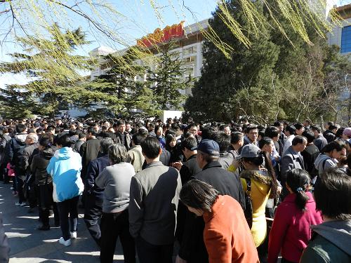 3月27日,眾多零散游客在國(guó)家博物館西門(mén)外準(zhǔn)備參觀。當(dāng)日,中國(guó)國(guó)家博物館開(kāi)始免費(fèi)向公眾開(kāi)放,《古代中國(guó)》和《復(fù)興之路》大型基本陳列,中國(guó)古代青銅、佛造像、瓷器藝術(shù)展,潘天壽、李可染、黃胄等國(guó)畫(huà)大師代表作正式與廣大觀眾見(jiàn)面。新國(guó)博實(shí)行參觀人數(shù)總量控制,每天接待量設(shè)定為8000人。新華社發(fā)(王振 攝)