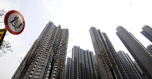 長沙市中心城區(qū)一處新建的商品房小區(qū)(4月1日攝)。3月31日晚,長沙市政府辦公廳正式下發(fā)《關(guān)于進(jìn)一步加強(qiáng)房地產(chǎn)市場調(diào)控穩(wěn)定新建普通商品住房價(jià)格的通知》,明確規(guī)定,2011年新建普通商品住房價(jià)格漲幅,必須低于全市年度地區(qū)生產(chǎn)總值(GDP)和城鄉(xiāng)居民人均可支配收入的增長水平。 新華社記者 龍弘濤 攝
