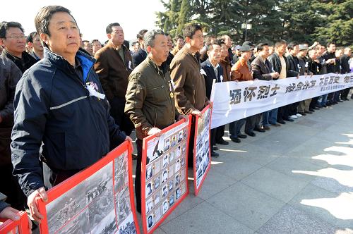 4月3日,部分老兵在烈士紀(jì)念碑前緬懷戰(zhàn)友。新華社記者 李紫恒 攝